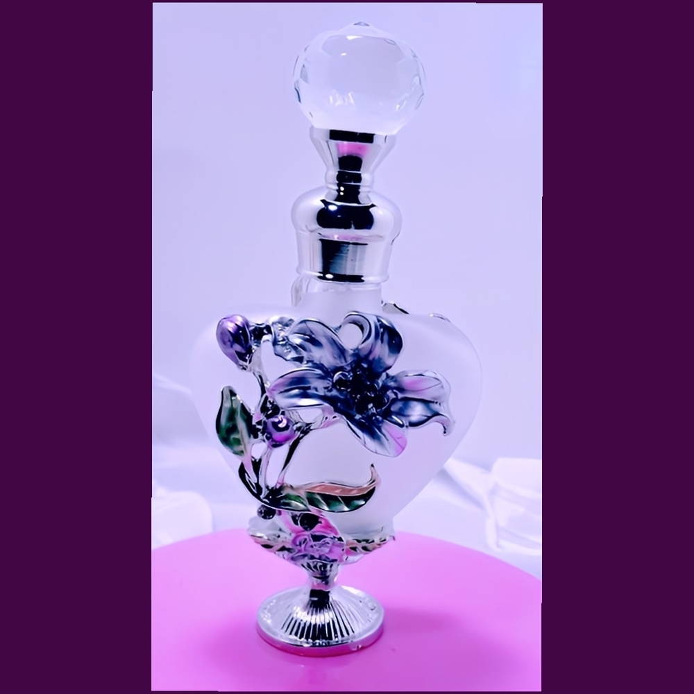 Vintage-Inspired Elegant Perfume Botle